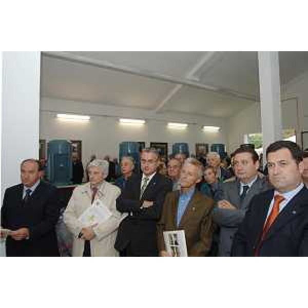 Riccardo Illy (Presidente Regione Friuli Venezia Giulia), Enzo Marsilio (Assessore regionale Risorse agricole), Franco Iacop (Assessore regionale Autonomie locali) con gli Amministratori locali nel corso dell'inaugurazione dell'impianto di irrigazione del comprensorio di Tissano (Medio Friuli) realizzato dal Consorzio di Bonifica Ledra-Tagliamento. (Santa Maria La Longa 28/09/07)