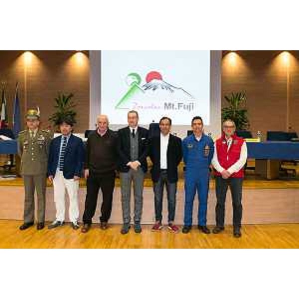 Masao Shimizu [Rappresentante Prefettura di Shizuoka (Giappone)], Enzo Cainero (Manager), Sergio Bolzonello (Vicepresidente Regione FVG e assessore Attività produttive), Davide Cassani (Commissario tecnico Nazionale Ciclismo) e Jan Slangen (Comandante PAN - Pattuglia Acrobatica Nazionale "Frecce Tricolori") all'incontro di gemellaggio tra il Monte Fuji [Prefettura di Shizuoka (Giappone)] e lo Zoncolan (Friuli Venezia Giulia) - Udine 30/01/2015