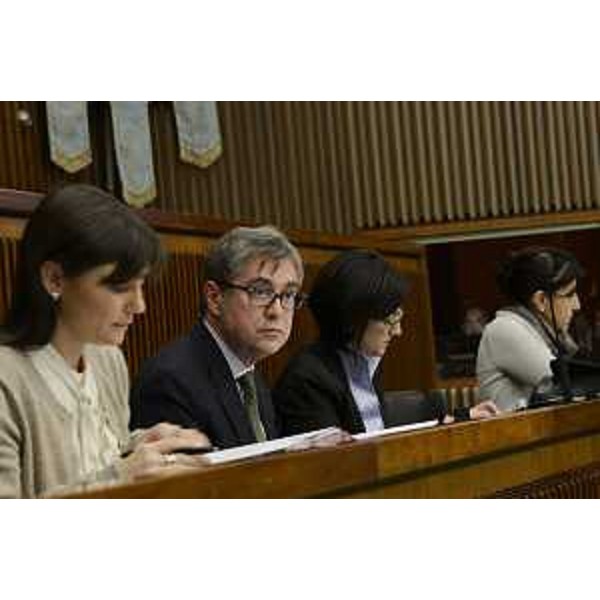 Debora Serracchiani (Presidente Regione Friuli Venezia Giulia) e gli assessori regionali Francesco Peroni (Finanze, Patrimonio, Coordinamento e Programmazione Politiche economiche e comunitarie), Sara Vito (Ambiente ed Energia) e Mariagrazia Santoro (Infrastrutture, Mobilità, Pianificazione territoriale, Lavori pubblici, Università) nel corso dei lavori d'Aula in Consiglio regionale - Trieste 02/02/2015