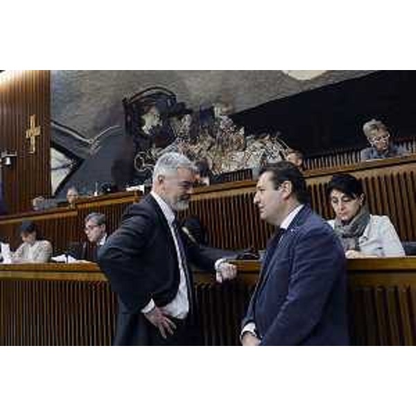 Paolo Panontin (Assessore regionale Funzione pubblica, Autonomie locali, Coordinamento Riforme, Caccia e Risorse ittiche, Protezione civile) ed Enzo Marsilio (Consigliere regionale) nel corso dei lavori d'Aula in Consiglio regionale - Trieste 02/02/2015