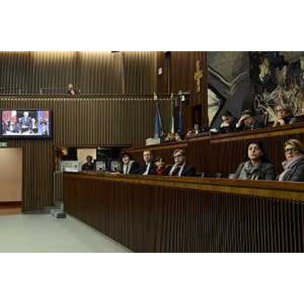 Debora Serracchiani e Sergio Bolzonello (Presidente e vicepresidente Regione Friuli Venezia Giulia), con gli assessori regionali Loredana Panariti, Francesco Peroni, Mariagrazia Santoro e Maria Sandra Telesca, seguono la diretta della Cerimonia solenne di Giuramento e del messaggio alla Nazione del Capo dello Stato Sergio Mattarella, nell'Aula del Consiglio regionale - Trieste 03/02/2015