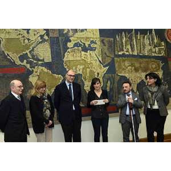 Elio Palmieri (Consulente Consulta Disabili FVG), Elena Bortolotti (Scienze Formazione primaria Università Trieste), Luca Baucer (Direttore Filiale Trieste Banca Popolare Cividale S.p.A.), Paola Vigini, neolaureata in Scienze della Formazione primaria all'Università di Trieste e vincitrice del premio "Nulla Su di Noi Senza di Noi", Vincenzo Zoccano (Presidente Consulta regionale Associazioni persone disabili e loro famiglie Friuli Venezia Giulia) e Mariagrazia Santoro (Assessore regionale Università) - Trieste 03/02/2015