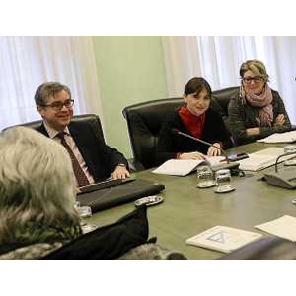 Francesco Peroni (Assessore regionale Finanze, Patrimonio, Coordinamento e Programmazione Politiche economiche e comunitarie), Debora Serracchiani (Presidente Regione Friuli Venezia Giulia) e Maria Sandra Telesca (Assessore regionale Salute, Integrazione socio-sanitaria, Politiche sociali e Famiglia) al Tavolo con la CGIL regionale, di prosecuzione del confronto con le parti sociali sulle nuove forme di sostegno al reddito - Trieste 03/02/2015