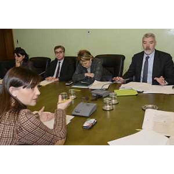 Debora Serracchiani (Presidente Regione Friuli Venezia Giulia) e gli assessori regionali Mariagrazia Santoro (Infrastrutture, Mobilità, Pianificazione territoriale, Lavori pubblici, Università), Francesco Peroni (Finanze, Patrimonio, Coordinamento e Programmazione Politiche economiche e comunitarie), Maria Sandra Telesca (Salute, Integrazione socio-sanitaria, Politiche sociali e Famiglia) e Paolo Panontin (Funzione pubblica, Autonomie locali, Coordinamento Riforme, Caccia e Risorse ittiche, Protezione civile) durante la riunione straordinaria della Giunta regionale del FVG - Trieste 04/02/2015