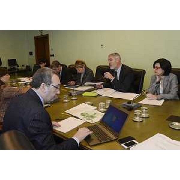 Riunione straordinaria della Giunta regionale del FVG con la presidente Debora Serracchiani, Sergio Bolzonello (Vicepresidente Regione FVG e assessore Attività produttive, Commercio, Cooperazione, Risorse agricole e forestali) e gli assessori regionali Mariagrazia Santoro (Infrastrutture, Mobilità, Pianificazione territoriale, Lavori pubblici, Università), Francesco Peroni (Finanze, Patrimonio, Coordinamento e Programmazione Politiche economiche e comunitarie), Maria Sandra Telesca (Salute, Integrazione socio-sanitaria, Politiche sociali e Famiglia), Paolo Panontin (Funzione pubblica, Autonomie locali, Coordinamento Riforme, Caccia e Risorse ittiche, Protezione civile) e Sara Vito (Ambiente ed Energia) - Trieste 04/02/2015