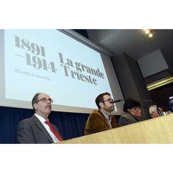 Gianni Torrenti (Assessore regionale Cultura) e Nicola Bressi (Direttore Civici Musei Scientifici Trieste) alla presentazione della mostra "1891-1914. La grande Trieste, ritratto di una città" (Salone degli Incanti 7 febbraio - 3 maggio 2015), nell'Auditorium del Museo Revoltella - Trieste 04/02/2015