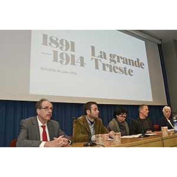 Gianni Torrenti (Assessore regionale Cultura), Nicola Bressi (Direttore Civici Musei Scientifici Trieste), Maria Masau Dan (Direttore Museo Revoltella), Paolo Tassinari (Assessore Cultura Comune Trieste) e Bianca Cuderi (Direttore Biblioteche Civiche Trieste) alla presentazione della mostra "1891-1914. La grande Trieste, ritratto di una città" (Salone degli Incanti 7 febbraio - 3 maggio 2015), nell'Auditorium del Museo Revoltella - Trieste 04/02/2015