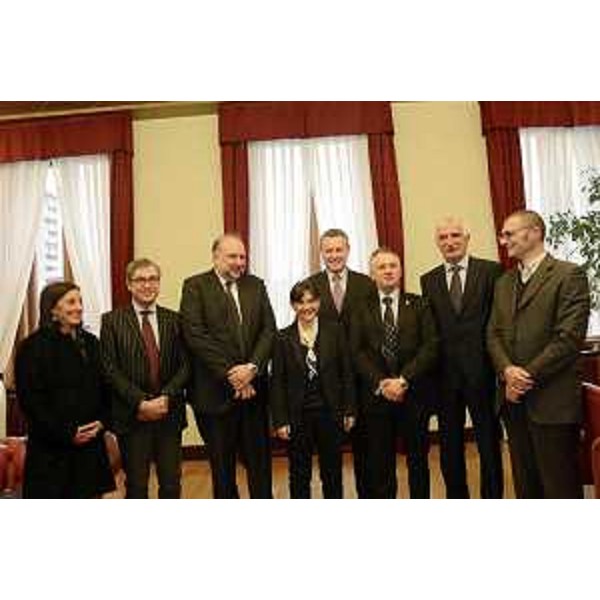 Laura Famulari (Assessore Politiche sociali Comune Trieste), Francesco Peroni (Assessore regionale Coordinamento e Programmazione Politiche economiche e comunitarie), Roberto Cosolini (Sindaco Trieste), Debora Serracchiani (Presidente Regione Friuli Venezia Giulia), Edi Kraus (Assessore Sviluppo Comune Trieste), Zlatimir Selaković (Presidente Comunità religiosa serbo-ortodossa Trieste), Dragan Kicanovic (Console generale di Serbia a Trieste) e Walter Stanissa (CCIAA Trieste) - Trieste 05/02/2015