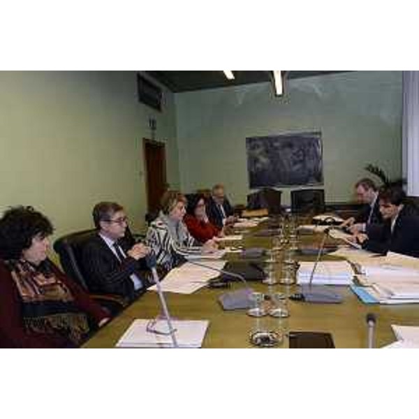 Gli assessori regionali Loredana Panariti (Lavoro), Francesco Peroni (Finanze), Maria Sandra Telesca (Salute), Sara Vito (Ambiente), e Roberto Finardi (Direttore generale Regione FVG), Sergio Bolzonello (Vicepresidente Regione FVG e assessore Attività produttive), Debora Serracchiani (Presidente Regione Friuli Venezia Giulia) durante la riunione della Giunta regionale del FVG - Trieste 05/02/2015