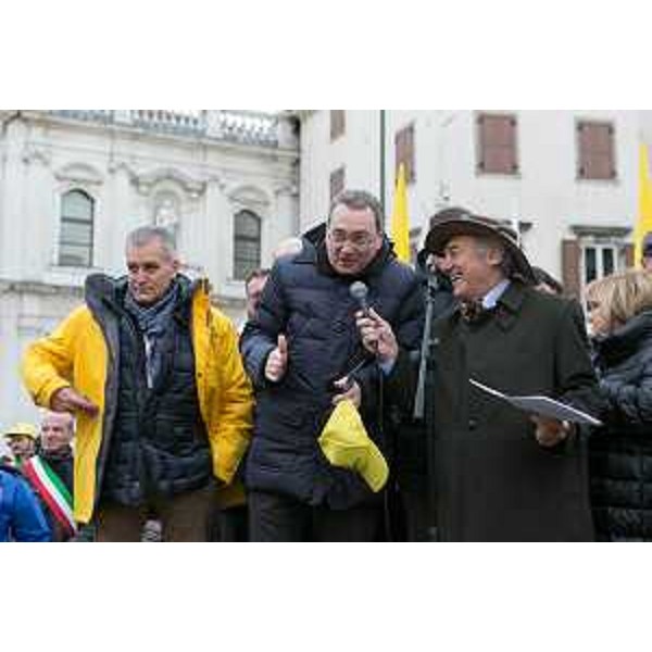 Dario Ermacora (Presidente Federazione regionale Coldiretti Friuli Venezia Giulia), Sergio Bolzonello (Vicepresidente Regione FVG e assessore Attività produttive, Commercio, Cooperazione, Risorse agricole e forestali) e Piero Villotta (Giornalista) alla manifestazione di Coldiretti FVG per salvare le oltre 1.000 stalle attive della regione - Udine 06/02/2015