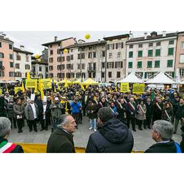Di spalle, Furio Honsell (Sindaco Udine), Piero Villotta (Giornalista) e Sergio Bolzonello (Vicepresidente Regione FVG e assessore Attività produttive, Commercio, Cooperazione, Risorse agricole e forestali) alla manifestazione di Coldiretti FVG per salvare le oltre 1.000 stalle attive della regione - Udine 06/02/2015