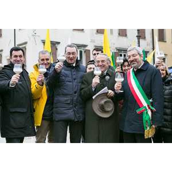Franco Iacop (Presidente Consiglio regionale), Dario Ermacora (Presidente Federazione regionale Coldiretti Friuli Venezia Giulia), Sergio Bolzonello (Vicepresidente Regione FVG e assessore Attività produttive, Commercio, Cooperazione, Risorse agricole e forestali), Piero Villotta (Giornalista) e Furio Honsell (Sindaco Udine) brindano con il latte alla manifestazione di Coldiretti FVG per salvare le oltre 1.000 stalle attive della regione - Udine 06/02/2015