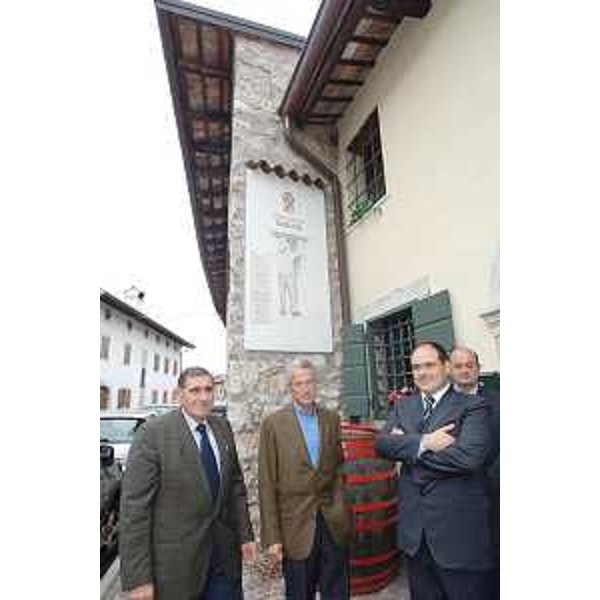 Riccardo Illy (Presidente Regione Friuli Venezia Giulia) visita un'azienda agricola in comune di Chiopris Viscone. (Chiopris Viscone 28/09/07)