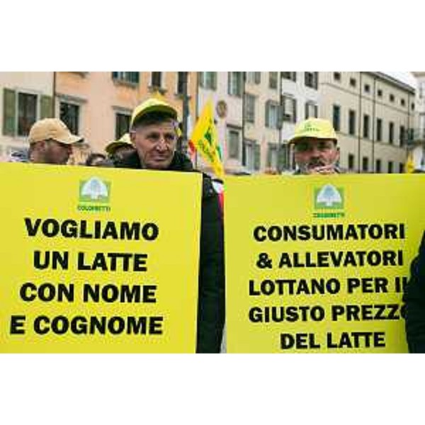 Allevatori in piazza alla manifestazione di Coldiretti FVG per salvare le oltre 1.000 stalle attive della regione Friuli Venezia Giulia - Udine 06/02/2015