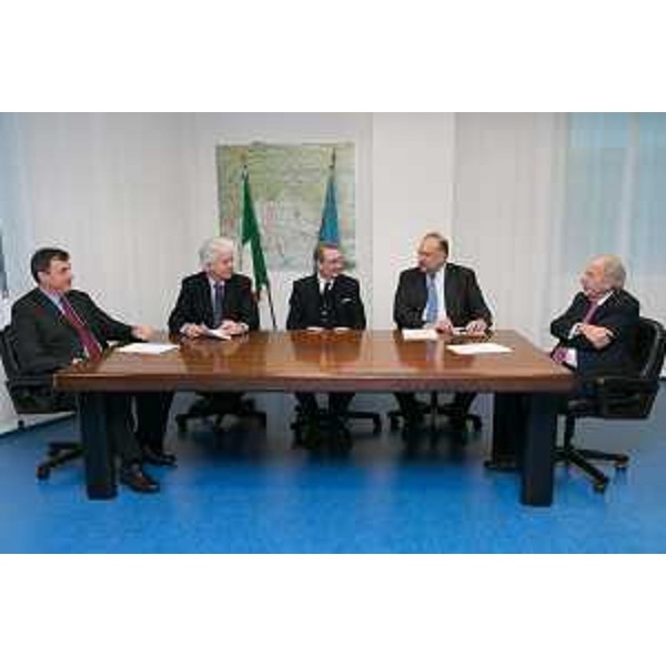 Sergio Bolzonello (Vicepresidente Regione FVG e assessore Attività produttive, Commercio e Cooperazione), tra i sindaci Renato Carlantoni (Tarvisio), Claudio Pedrotti (Pordenone), Roberto Cosolini (Trieste), Ettore Romoli (Gorizia), al Tavolo di sottoscrizione della Convenzione per i Piani Integrati di Sviluppo Urbano Sostenibile (PISUS) - Udine 06/02/2015