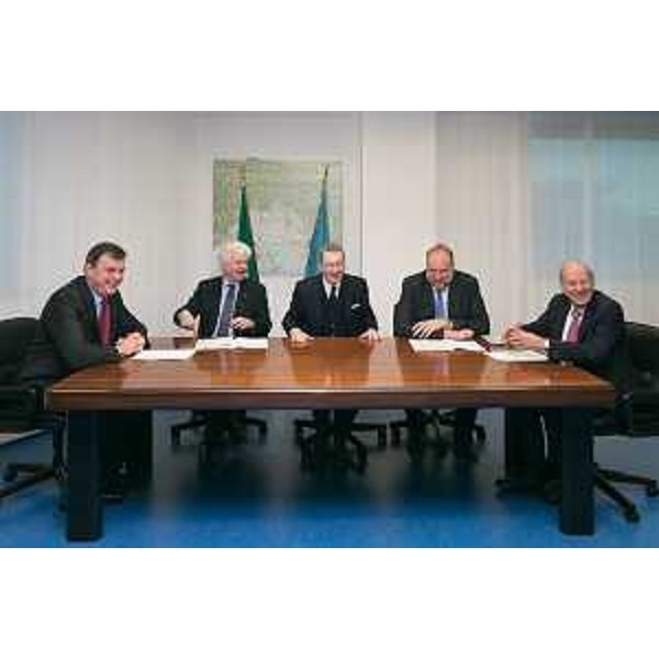 Sergio Bolzonello (Vicepresidente Regione FVG e assessore Attività produttive, Commercio e Cooperazione), tra i sindaci Renato Carlantoni (Tarvisio), Claudio Pedrotti (Pordenone), Roberto Cosolini (Trieste), Ettore Romoli (Gorizia), al Tavolo di sottoscrizione della Convenzione per i Piani Integrati di Sviluppo Urbano Sostenibile (PISUS) - Udine 06/02/2015