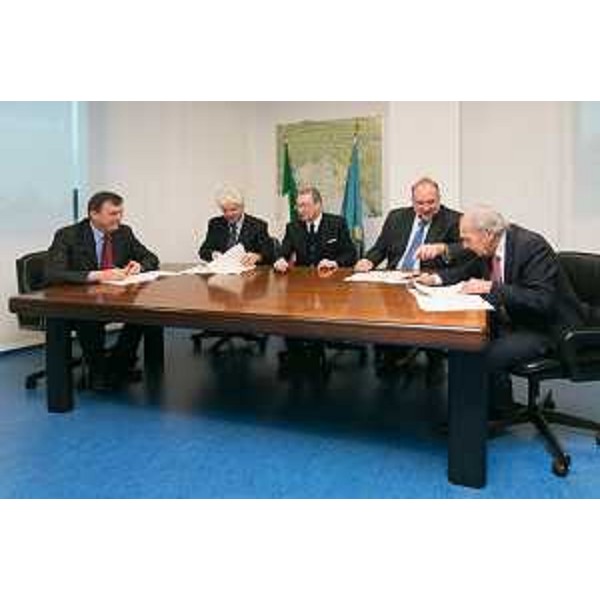 Sergio Bolzonello (Vicepresidente Regione FVG e assessore Attività produttive, Commercio e Cooperazione), tra i sindaci Renato Carlantoni (Tarvisio), Claudio Pedrotti (Pordenone), Roberto Cosolini (Trieste), Ettore Romoli (Gorizia), al Tavolo di sottoscrizione della Convenzione per i Piani Integrati di Sviluppo Urbano Sostenibile (PISUS) - Udine 06/02/2015