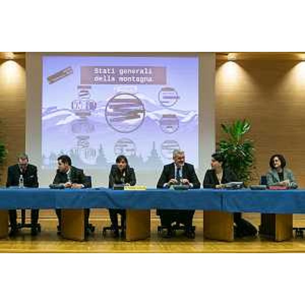 Sergio Bolzonello (Vicepresidente Regione FVG e assessore Attività produttive, Commercio, Cooperazione, Risorse agricole e forestali), Franco Iacop (Presidente Consiglio regionale), Debora Serracchiani (Presidente Regione Friuli Venezia Giulia) e gli assessori regionali Paolo Panontin (Funzione pubblica e Autonomie locali), Mariagrazia Santoro (Infrastrutture e Mobilità) e Sara Vito (Ambiente ed Energia) agli Stati generali della Montagna, nell'Auditorium della Regione FVG - Udine 06/02/2015