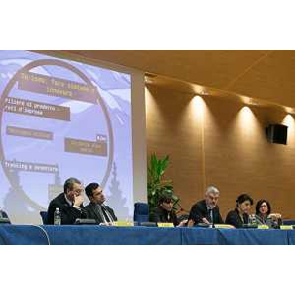 Sergio Bolzonello (Vicepresidente Regione FVG e assessore Attività produttive, Commercio, Cooperazione, Risorse agricole e forestali), Franco Iacop (Presidente Consiglio regionale), Debora Serracchiani (Presidente Regione Friuli Venezia Giulia) e gli assessori regionali Paolo Panontin (Funzione pubblica e Autonomie locali), Mariagrazia Santoro (Infrastrutture e Mobilità) e Sara Vito (Ambiente ed Energia) agli Stati generali della Montagna, nell'Auditorium della Regione FVG - Udine 06/02/2015