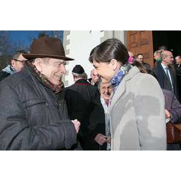 Debora Serracchiani (Presidente Regione Friuli Venezia Giulia) saluta un reduce alla cerimonia commemorativa dei 70 anni dell'eccidio di Porzus - Canebola di Faedis 08/02/2015