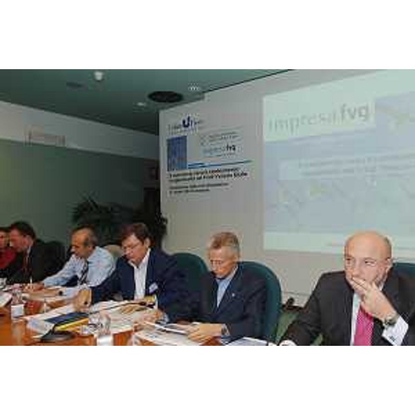 Riccardo Illy (Presidente Regione Friuli Venezia Giulia) ed Enrico Bertossi (Assessore regionale Attività produttive) al Convegno "Il commercio verso il cambiamento: le opportunità nel Friuli Venezia Giulia; l'evoluzione della rete distributiva e i nuovi stili di consumo.", alla Fiera di Udine. (Udine 01/10/07)