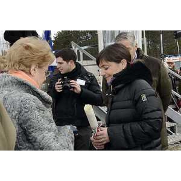 Debora Serracchiani (Presidente Regione Friuli Venezia Giulia) consegna una medaglia alla memoria nel corso della cerimonia del Giorno del Ricordo, in memoria delle vittime delle foibe, dell'esodo giuliano dalmata e delle vicende del confine orientale del secondo dopoguerra, al monumento nazionale della Foiba di Basovizza - Trieste 10/02/2015