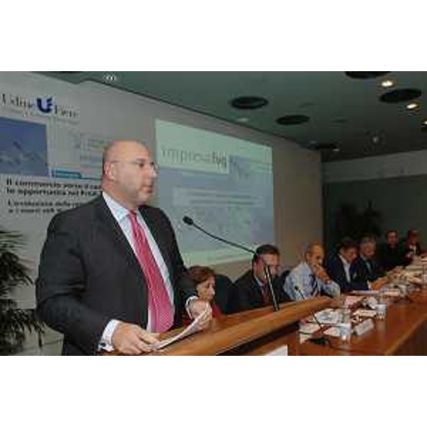 Enrico Bertossi (Assessore regionale Attività produttive) al Convegno "Il commercio verso il cambiamento: le opportunità nel Friuli Venezia Giulia; l'evoluzione della rete distributiva e i nuovi stili di consumo.", alla Fiera di Udine. (Udine 01/10/07)