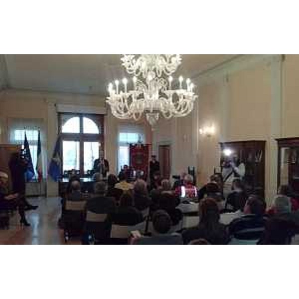Provvidenza Delfina Raimondo (Prefetto Udine), Gianni Torrenti (Assessore regionale Solidarietà) e Francesco Martines (Sindaco Palmanova) all'incontro con i sindaci della Bassa Friulana sulla gestione dei migranti, nel salone d'onore del Municipio - Palmanova 10/02/2015