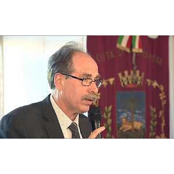 Gianni Torrenti (Assessore regionale Solidarietà) all'incontro con la Prefettura di Udine e i sindaci della Bassa Friulana sulla gestione dei migranti, nel salone d'onore del Municipio - Palmanova 10/02/2015