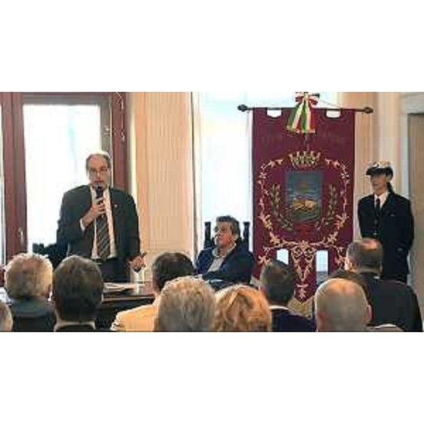 Gianni Torrenti (Assessore regionale Solidarietà) e Francesco Martines (Sindaco Palmanova) all'incontro con la Prefettura di Udine e i sindaci della Bassa Friulana sulla gestione dei migranti, nel salone d'onore del Municipio - Palmanova 10/02/2015