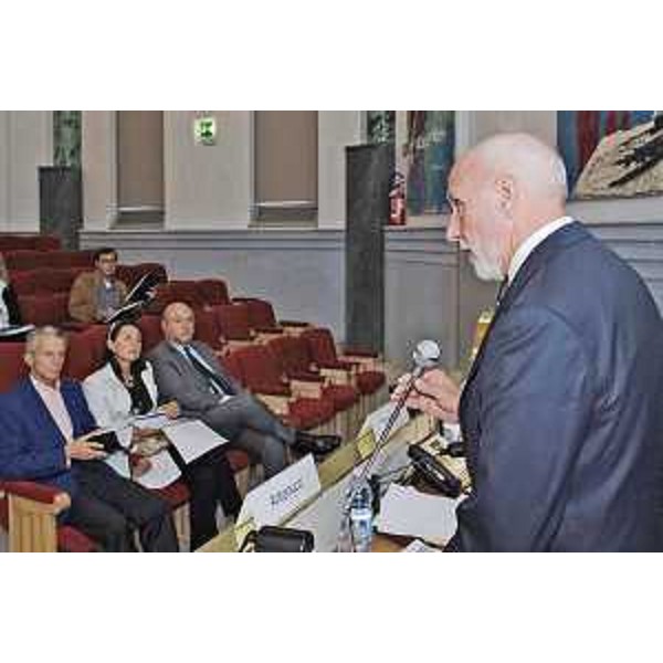 Riccardo Illy (Presidente Regione Friuli Venezia Giulia), Michela Del Piero (Assessore regionale Risorse economiche e finanziarie) ed Enrico Bertossi (Assessore regionale Attività produttive) durante l'intervento di Augusto Antonucci (Presidente Friulia) alla conferenza di presentazione dei risultati degli ultimi tre anni di attività di Friulia. (Trieste 02/10/07)