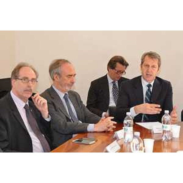 Gianni Torrenti (Assessore regionale Cultura e Solidarietà) e Benedetto Della Vedova (Sottosegretario Affari Esteri) al Tavolo Governo-Esuli istriani, fiumani e dalmati sui problemi connessi all'acquisizione degli indennizzi previsti dall'Accordo di Roma del 18 febbraio 1983 - Roma, Palazzo Chigi 12/02/2015