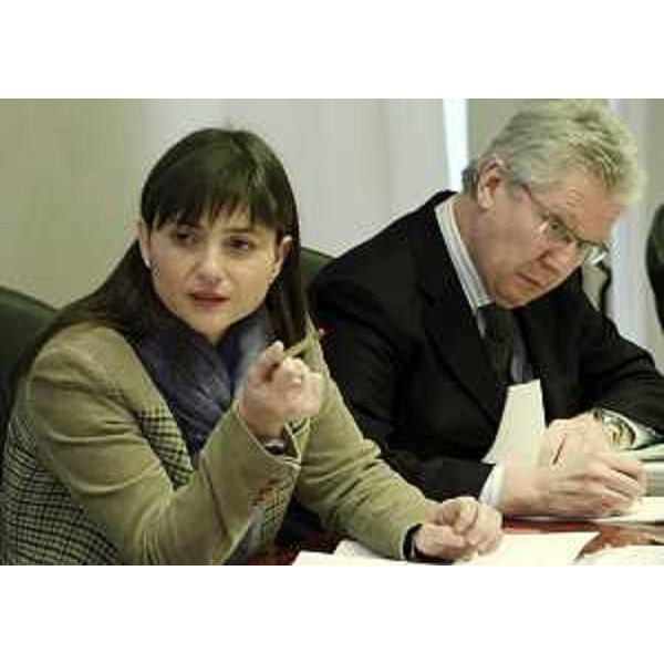 Debora Serracchiani (Presidente Regione Friuli Venezia Giulia) e Daniele Bertuzzi (Segretario generale Presidenza Regione FVG) durante la riunione della Giunta regionale del FVG - Trieste 13/02/2015