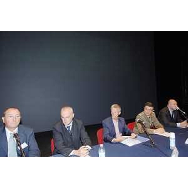 Paolo Scandaletti (Coordinatore Convegno), Sergio Cecotti (Sindaco Udine), Riccardo Illy (Presidente Regione Friuli Venezia Giulia), Michele Torres (Generale Stato Maggiore Esercito) ed Enrico Bertossi (Assessore regionale Attività produttive) all'inaugurazione del Convegno "Rileggiamo la Grande Guerra", al Teatro Nuovo Giovanni da Udine. (Udine 05/10/07)