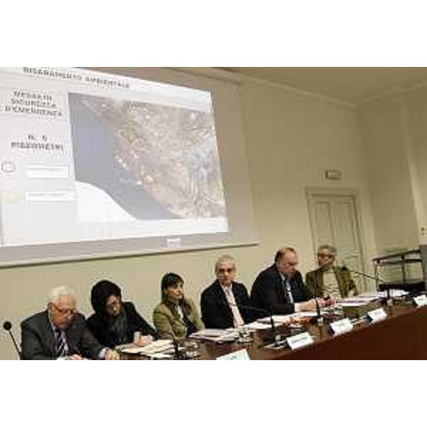 Vittorio Zollia (Assessore Ambiente Provincia Trieste), Sara Vito (Assessore regionale Ambiente), Debora Serracchiani (Presidente Regione Friuli Venezia Giulia), Stefano Saglia (Gruppo Arvedi), Roberto Cosolini e Umberto Laureni (Sindaco e assessore Ambiente Comune Trieste) all'illustrazione del progetto di messa in sicurezza, riconversione industriale e sviluppo produttivo dello stabilimento della Ferriera di Servola (TS) alle associazioni ambientaliste - Trieste 13/02/2015