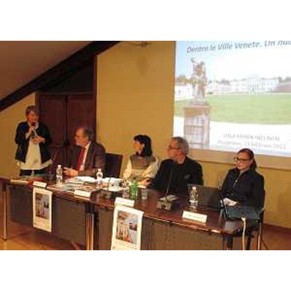 Giuliana Fontanella (Presidente Istituto Regionale Ville Venete), Piero Colussi (Sovrintendente Villa Manin), Chiara Mio (Presidente Banca Popolare FriulAdria Crédit Agricole), Giuseppe Barbieri e Carla Garozzo (Università Ca' Foscari Venezia) alla presentazione del volume "Dentro le Ville Venete. Un nuovo sguardo" (a cura di Giuseppe Barbieri, Terra Ferma Edizioni), nella Sala Convegni - Villa Manin di Passariano, Codroipo 13/02/2015