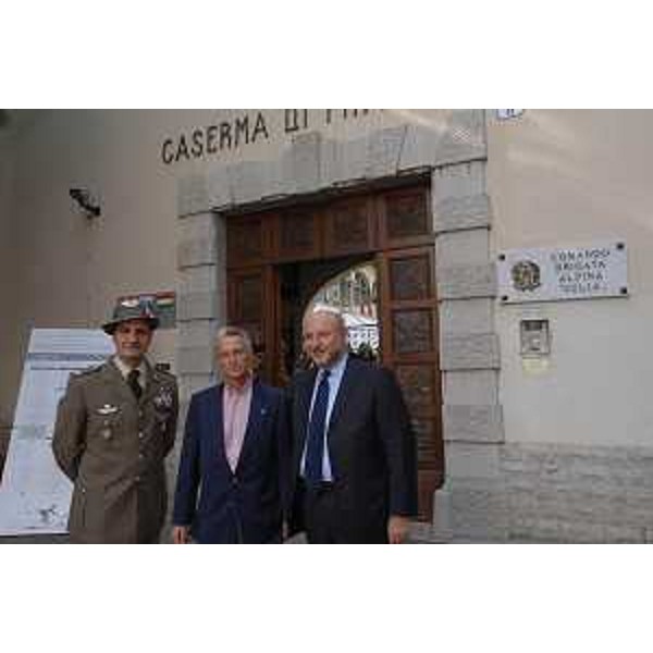 Riccardo Illy (Presidente Regione Friuli Venezia Giulia) con Enrico Bertossi (Assessore regionale Attività produttive) nel corso della visita al nuovo Museo della Brigata Alpina Julia, nella Caserma di Prampero a Udine. (Udine 05/10/07)