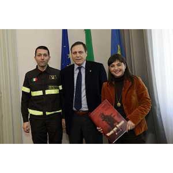 Alberto Maiolo (Direzione regionale VVF FVG), Roberto Catarsi (Direttore VVF Friuli Venezia Giulia) e Debora Serracchiani (Presidente Regione Friuli Venezia Giulia), nella sede della Presidenza della Regione FVG - Trieste 17/02/2015