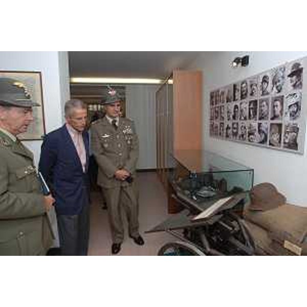 Riccardo Illy (Presidente Regione Friuli Venezia Giulia) nel corso della visita al nuovo Museo della Brigata Alpina Julia, nella Caserma di Prampero a Udine. (Udine 05/10/07)