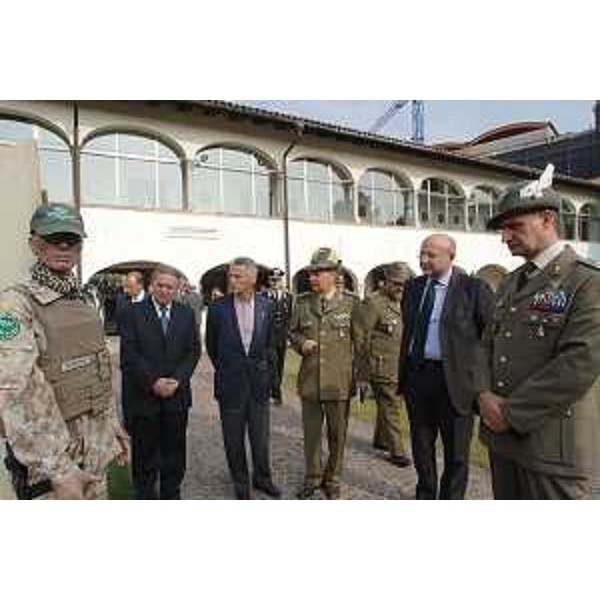 Riccardo Illy (Presidente Regione Friuli Venezia Giulia) con Enrico Bertossi (Assessore regionale Attività produttive) nel corso della visita al nuovo Museo della Brigata Alpina Julia, nella Caserma di Prampero a Udine. (Udine 05/10/07)