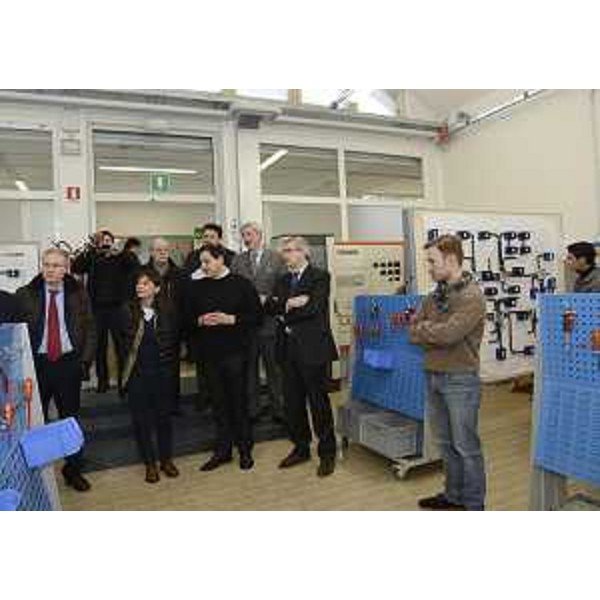 Daniele Bacchet (Direttore generale Civiform), Debora Serracchiani (Presidente Regione Friuli Venezia Giulia), Christian Canciani (Coordinatore corsi ragazzi Civiform) e Alessandro Infanti (Direttore corsi prima formazione Civiform) nel laboratorio del settore elettrico di Civiform - Cividale del Friuli 19/02/2015