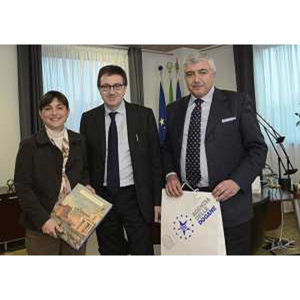 Debora Serracchiani (Presidente Regione Friuli Venezia Giulia), Maurizio Montemagno (Direttore interregionale Agenzia Dogane Veneto e Friuli Venezia Giulia) e Pasquale Marotta (Direttore reggente interregionale Agenzia Dogane Veneto e Friuli Venezia Giulia) - Udine 20/02/2015