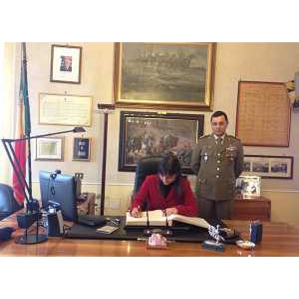 Debora Serracchiani (Presidente Regione Friuli Venezia Giulia), mentre firma l'Albo d'Onore della "Pozzuolo", con il generale di brigata Domenico Pace (Comandante Brigata di Cavalleria "Pozzuolo"), nella sede del Comando della Brigata di Cavalleria "Pozzuolo del Friuli" di piazza Cesare Battisti - Gorizia 23/02/2015