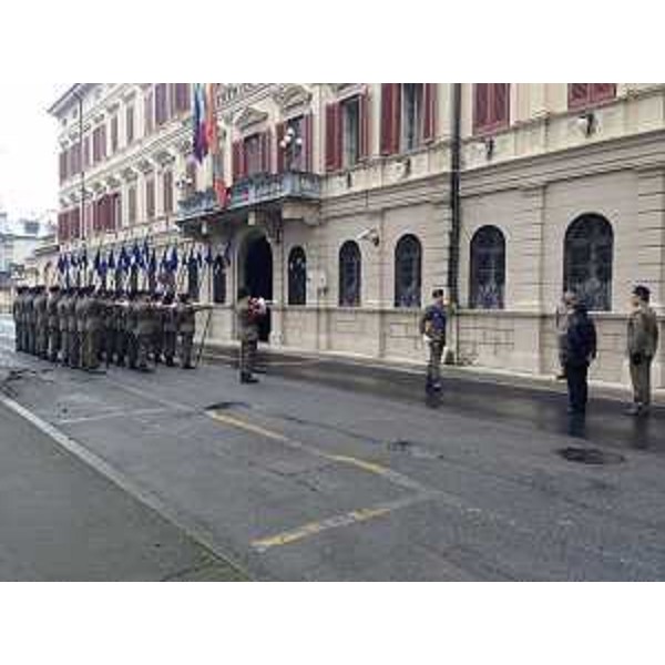 Debora Serracchiani (Presidente Regione Friuli Venezia Giulia) e il generale di brigata Domenico Pace (Comandante Brigata di Cavalleria "Pozzuolo"), salutati da un picchetto d'onore, davanti alla sede del Comando della Brigata di Cavalleria "Pozzuolo del Friuli" di piazza Cesare Battisti - Gorizia 23/02/2015