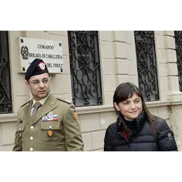 Il generale di brigata Domenico Pace (Comandante Brigata di Cavalleria "Pozzuolo") e Debora Serracchiani (Presidente Regione Friuli Venezia Giulia) davanti alla sede del Comando della Brigata di Cavalleria "Pozzuolo del Friuli" di piazza Cesare Battisti - Gorizia 23/02/2015