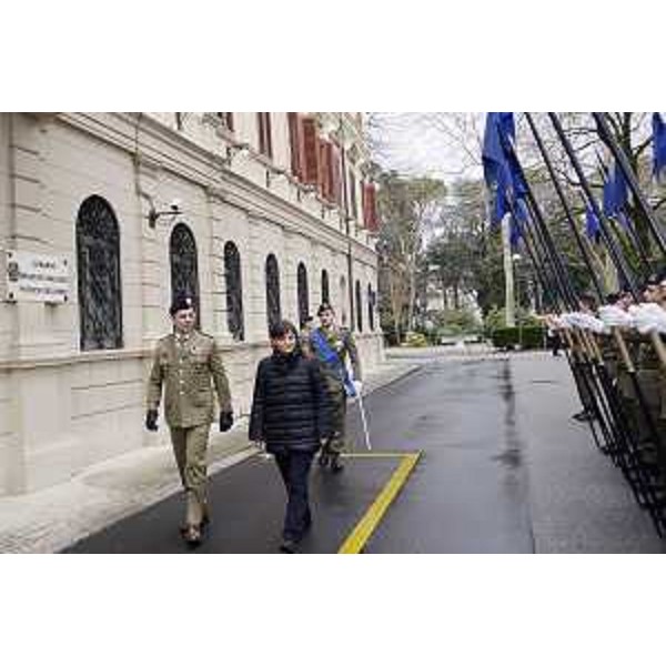 Il generale di brigata Domenico Pace (Comandante Brigata di Cavalleria "Pozzuolo") e Debora Serracchiani (Presidente Regione Friuli Venezia Giulia), salutati da un picchetto d'onore, davanti alla sede del Comando della Brigata di Cavalleria "Pozzuolo del Friuli" di piazza Cesare Battisti - Gorizia 23/02/2015