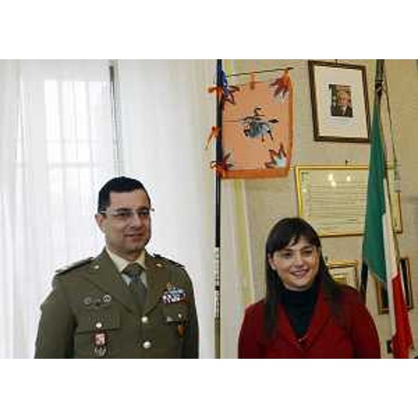 Il generale di brigata Domenico Pace (Comandante Brigata di Cavalleria "Pozzuolo") e Debora Serracchiani (Presidente Regione Friuli Venezia Giulia), nella sede del Comando della Brigata di Cavalleria "Pozzuolo del Friuli" di piazza Cesare Battisti - Gorizia 23/02/2015