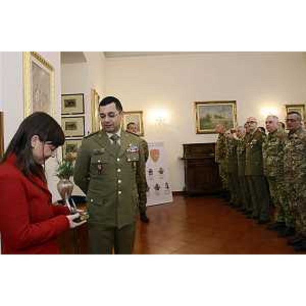 Debora Serracchiani (Presidente Regione Friuli Venezia Giulia) e il generale di brigata Domenico Pace (Comandante Brigata di Cavalleria "Pozzuolo"), nella sede del Comando della Brigata di Cavalleria "Pozzuolo del Friuli" di piazza Cesare Battisti - Gorizia 23/02/2015