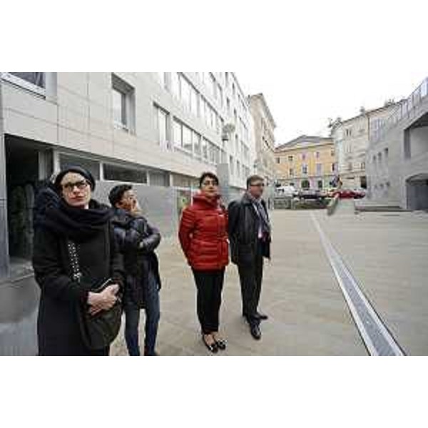 Elena Marchigiani (Assessore Politiche Casa Comune Trieste) e Mariagrazia Santoro (Assessore regionale Lavori pubblici) nel piazzale delle palazzine ATER di Largo Niccolini - Trieste 24/02/2015