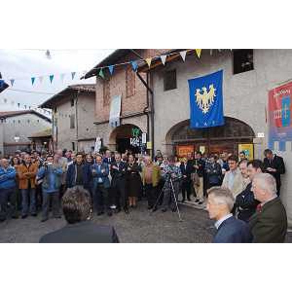 Riccardo Illy (Presidente Regione Friuli Venezia Giulia) e Franco Iacop (Assessore regionale Autonomie locali) a Flaibano all'inaugurazione della 12a edizione di "Un biel vivi", manifestazione itinerante organizzata dai Comuni, dalla Comunità collinare del Friuli e dalle Pro loco per promuovere i prodotti della collina. (Flaibano 06/10/07)